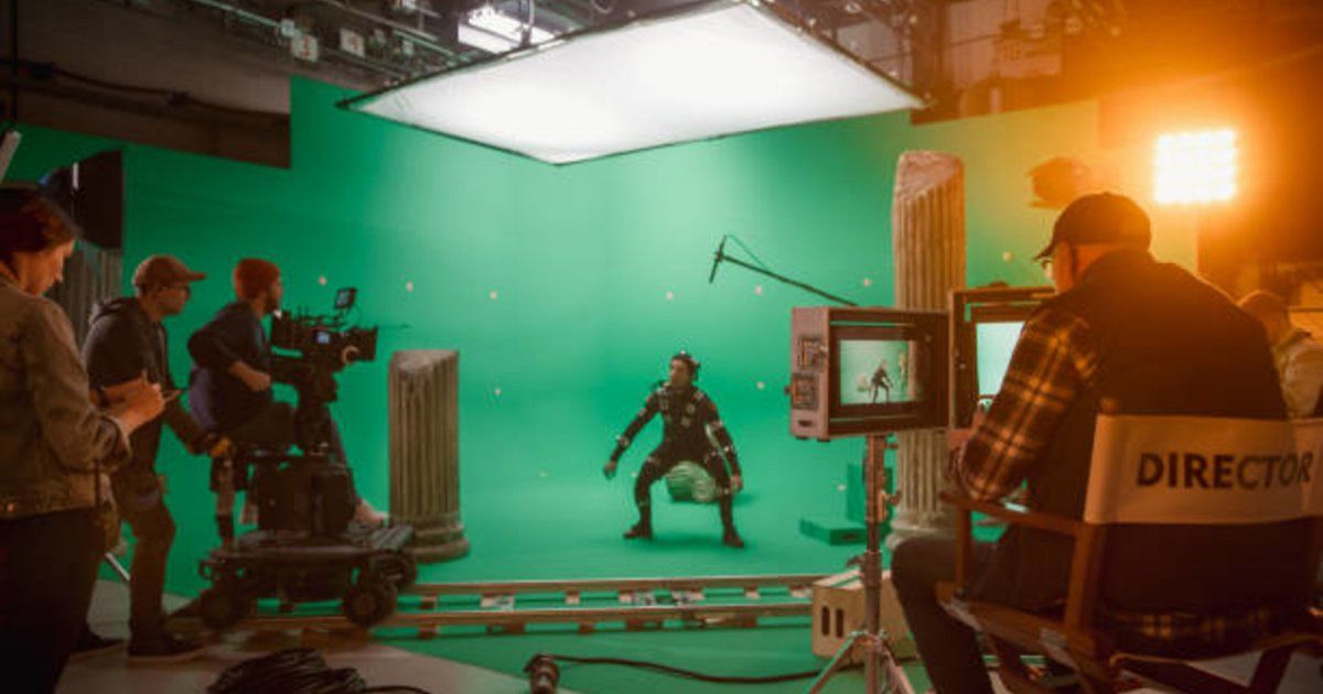 شاهد .. بالصور- ممثل عالمي يحدث بلبلة بارتدائه فستاناً ذو فتحة طويلة.. ومكياجه وحذاءه سببا الذهول للجمهور