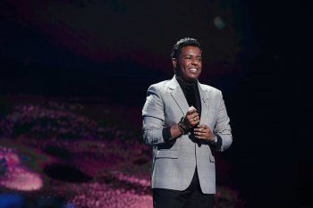 شاهد .. المواهب الـ 14 تتألق غناءً على المسرح في أجواء من الحماسة.. وإنتهاء مسيرة مشتركين في سعودي أيدول