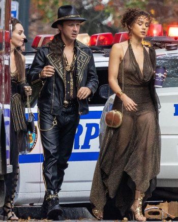 شاهد .. بالصور- ممثل عالمي يحدث بلبلة بارتدائه فستاناً ذو فتحة طويلة.. ومكياجه وحذاءه سببا الذهول للجمهور