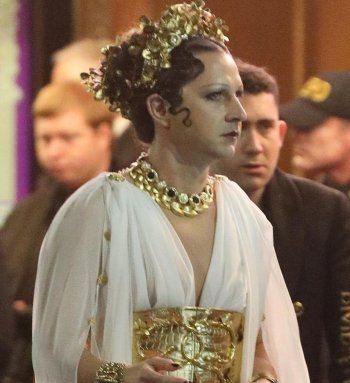 شاهد .. بالصور- ممثل عالمي يحدث بلبلة بارتدائه فستاناً ذو فتحة طويلة.. ومكياجه وحذاءه سببا الذهول للجمهور