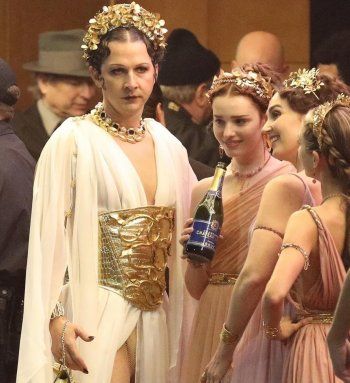 شاهد .. بالصور- ممثل عالمي يحدث بلبلة بارتدائه فستاناً ذو فتحة طويلة.. ومكياجه وحذاءه سببا الذهول للجمهور