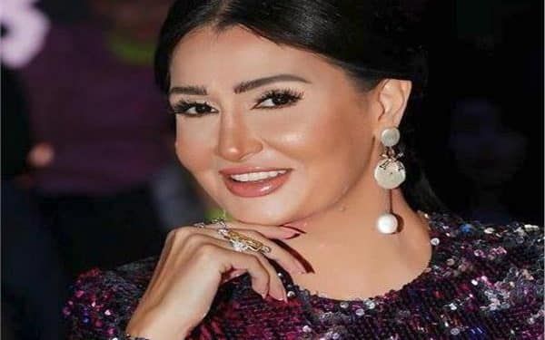 اتفرج – شاهدوا .. الفنانة غادة عبد الرازق بفستان جرئ وشعر كيرلي .. القمر خطف كل الانستجرام