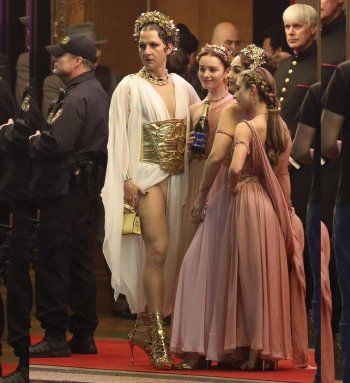 شاهد .. بالصور- ممثل عالمي يحدث بلبلة بارتدائه فستاناً ذو فتحة طويلة.. ومكياجه وحذاءه سببا الذهول للجمهور