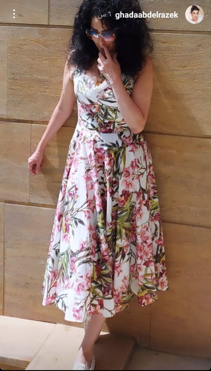 اتفرج – شاهدوا .. الفنانة غادة عبد الرازق بفستان جرئ وشعر كيرلي .. القمر خطف كل الانستجرام