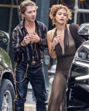 شاهد .. بالصور- ممثل عالمي يحدث بلبلة بارتدائه فستاناً ذو فتحة طويلة.. ومكياجه وحذاءه سببا الذهول للجمهور