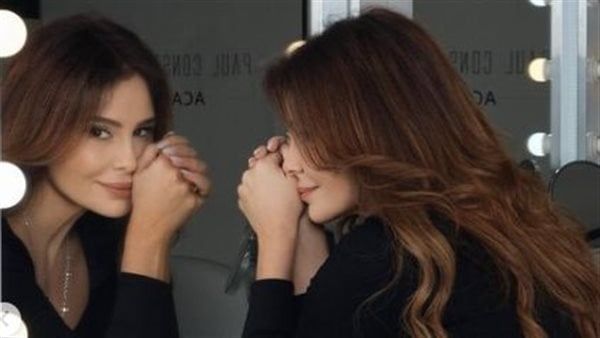 كارول سماحة .. قدام مرايتها عادي تتدلع براحتها