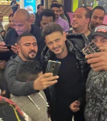 شاهد .. رامز جلال يفاجئ محبيه ويتابع فيلم أخي فوق الشجرة مع الجمهور-بالصورة