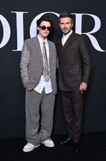 شاهد .. بالصور - روبرت باترسون يثير الجدل بإرتدائه تنورة وهذا ما إختاره ديفيد بيكهام لعرض أزياء الرجالي