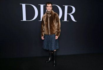 شاهد .. بالصور - روبرت باترسون يثير الجدل بإرتدائه تنورة وهذا ما إختاره ديفيد بيكهام لعرض أزياء الرجالي