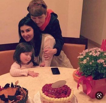 شاهد .. جيني إسبر في صورة مؤثرة مع والدتها