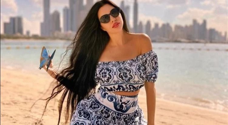 لاميتا فرنجية عملت من فرش الكنب فستان – شاهد