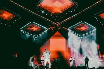 شاهد .. بالصور - عمرو دياب يحي الاضخم حفل في دبي