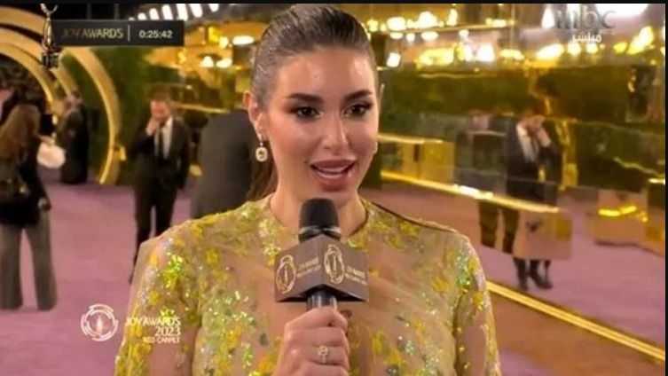 ياسمين صبري بطلة حفل جوائز joy awards تسلم أحمد عز جائزته