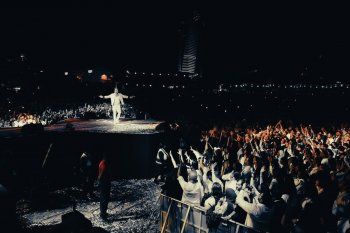 شاهد .. بالصور - عمرو دياب يحي الاضخم حفل في دبي