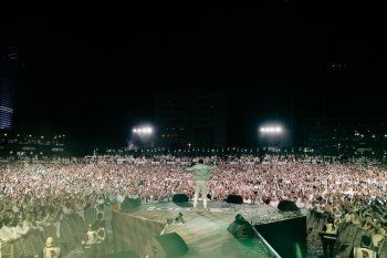 شاهد .. بالصور - عمرو دياب يحي الاضخم حفل في دبي