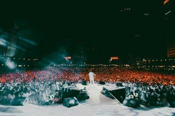 شاهد .. بالصور - عمرو دياب يحي الاضخم حفل في دبي