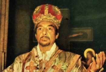 شاهد .. رشدي أباظة كما لم تروه من قبل.. ولماذا ارتدى زي الراهب؟-بالصور