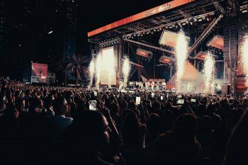 شاهد .. بالصور - عمرو دياب يحي الاضخم حفل في دبي