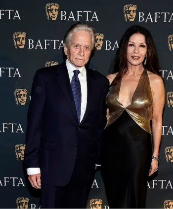 شاهد .. بالصورة - كاثرين زيتا جونز تتألق برفقة زوجها خلال حفل عشاء البافتا