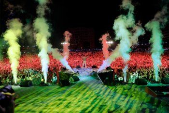 شاهد .. بالصور - عمرو دياب يحي الاضخم حفل في دبي