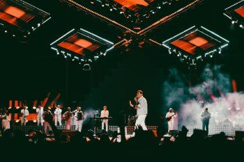 شاهد .. بالصور - عمرو دياب يحي الاضخم حفل في دبي