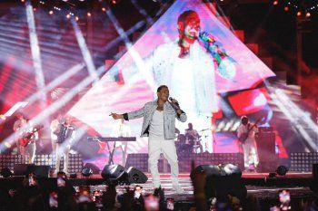 شاهد .. بالصور - عمرو دياب يحي الاضخم حفل في دبي