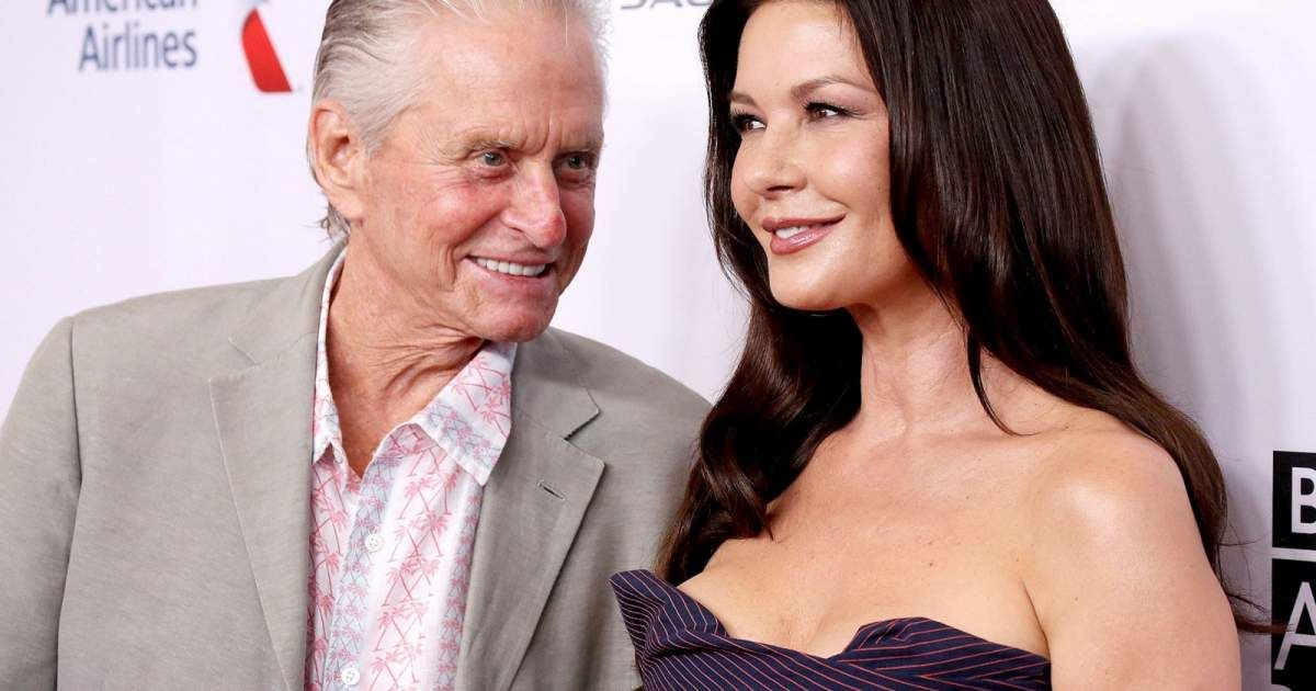 شاهد .. بالصورة - كاثرين زيتا جونز تتألق برفقة زوجها خلال حفل عشاء البافتا