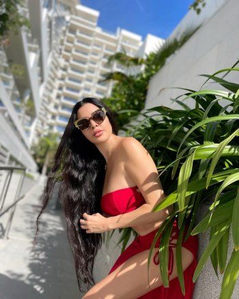 شاهد .. لاميتا فرنجية تثير الجدل بفتحة تنورتها - بالصور