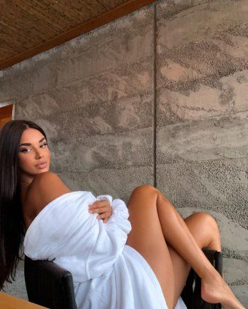 شاهد .. بالصور- ملكة جمال كرواتيا لا ترتدي شيئاً سوى ثوب الإستحمام