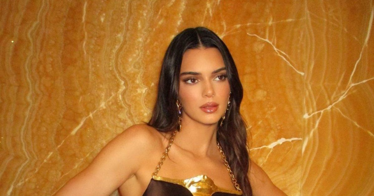 شاهد .. "مشاية" كيندال جينر مع فستان بالغ الأناقة تعرضها للسخرية.. شاهدوا