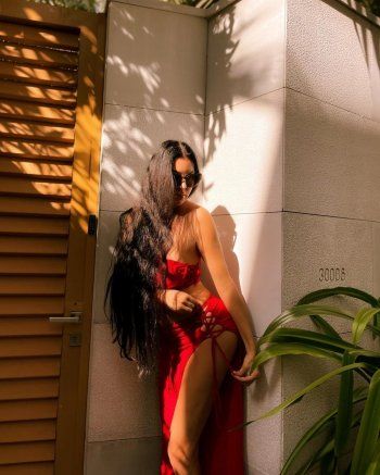 شاهد .. لاميتا فرنجية تثير الجدل بفتحة تنورتها - بالصور