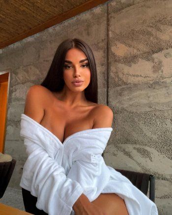 شاهد .. بالصور- ملكة جمال كرواتيا لا ترتدي شيئاً سوى ثوب الإستحمام