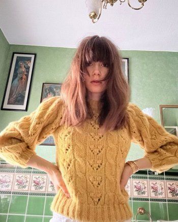 شاهد .. بالصور - ليلي كولينز تثير الجدل بسترتها الصفراء وإليكم سعرها