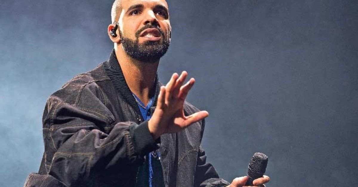 شاهد .. بالفيديو- سقوط أحد الحضور عن الشرفة خلال حفل درايك الأخير