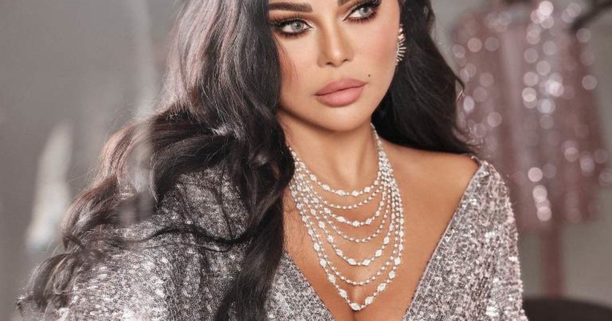 شاهد .. هيفا وهبي بإطلالة خاطفة للأنفاس إلى جانب سيارتها الفارهة