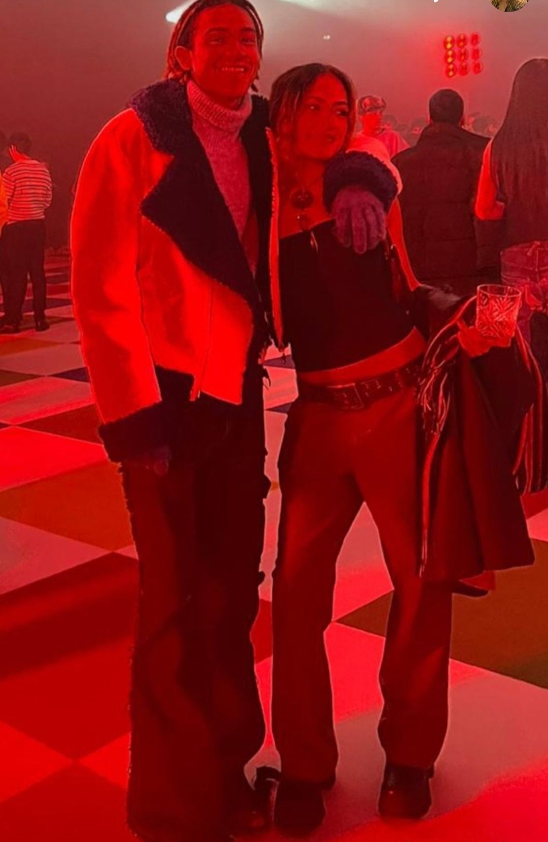 خلاص إتعودنا نشوف كنزي عمرو دياب في حضن صديقها