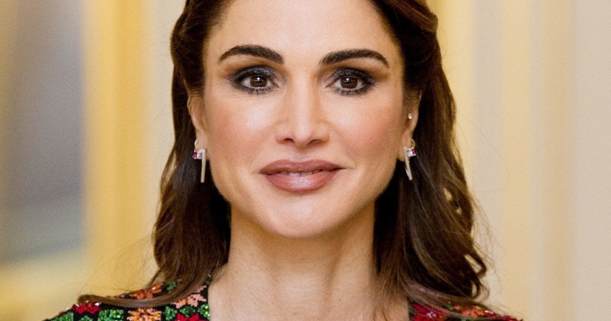 شاهد .. بالصورة - الملكة رانيا تزور جمعية سيدات "بيت الورد" في العقبة