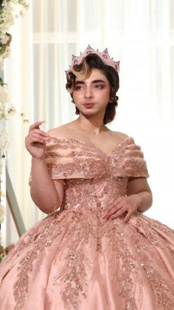 شاهد .. بدر خلف يظهر بفستان خطوبته.. بدا كالأميرات - بالصور