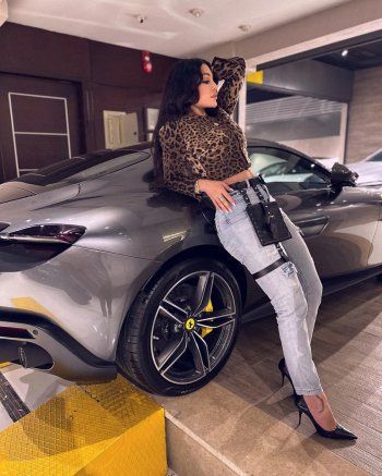 شاهد .. هيفا وهبي بإطلالة خاطفة للأنفاس إلى جانب سيارتها الفارهة