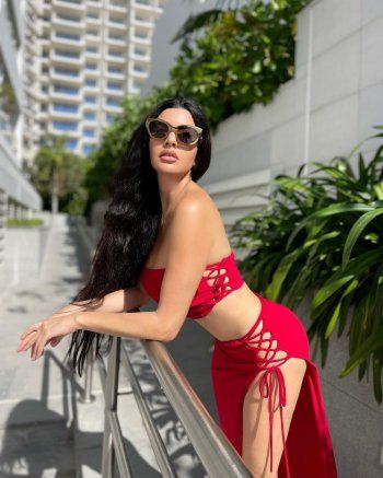 شاهد .. لاميتا فرنجية تثير الجدل بفتحة تنورتها - بالصور