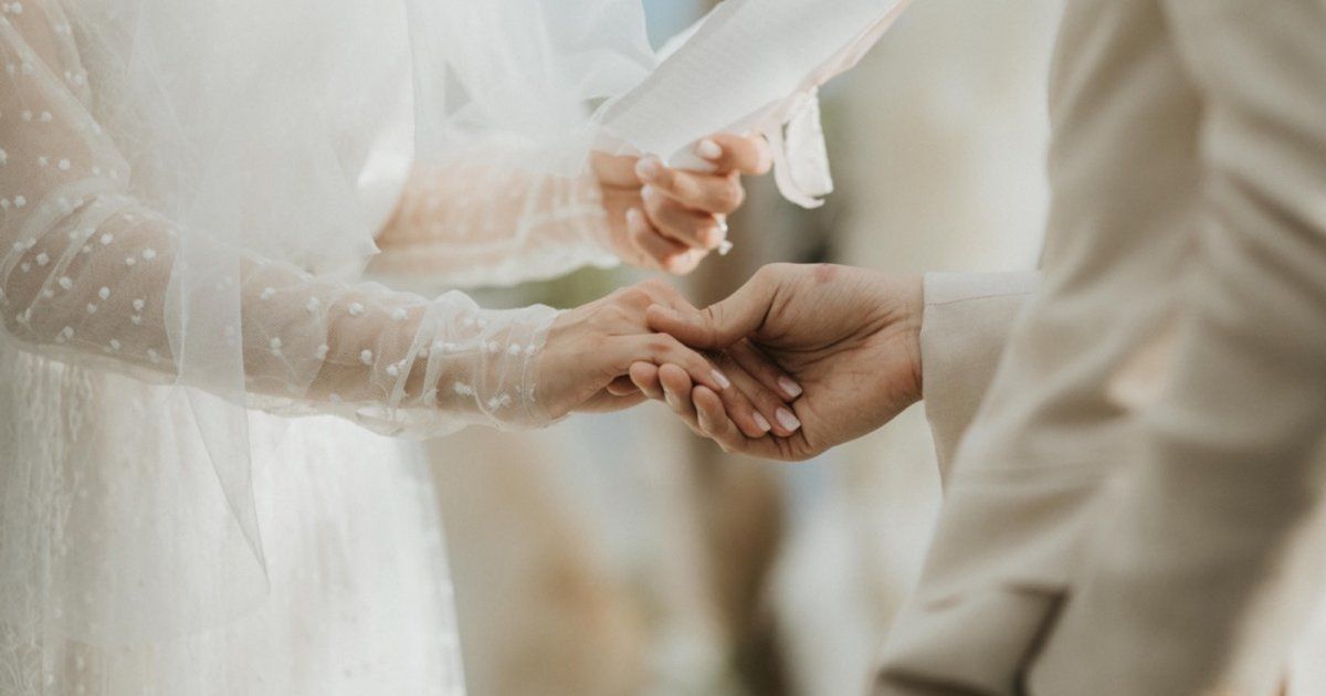 شاهد .. وصيفة ملكة جمال لبنان التي حصدت على لقب "أجمل وجه" زوجة نائب لبناني - بالصور