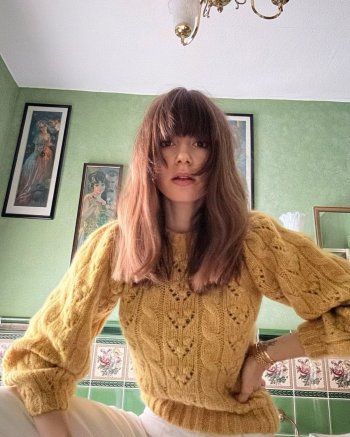 شاهد .. بالصور - ليلي كولينز تثير الجدل بسترتها الصفراء وإليكم سعرها