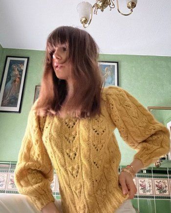 شاهد .. بالصور - ليلي كولينز تثير الجدل بسترتها الصفراء وإليكم سعرها