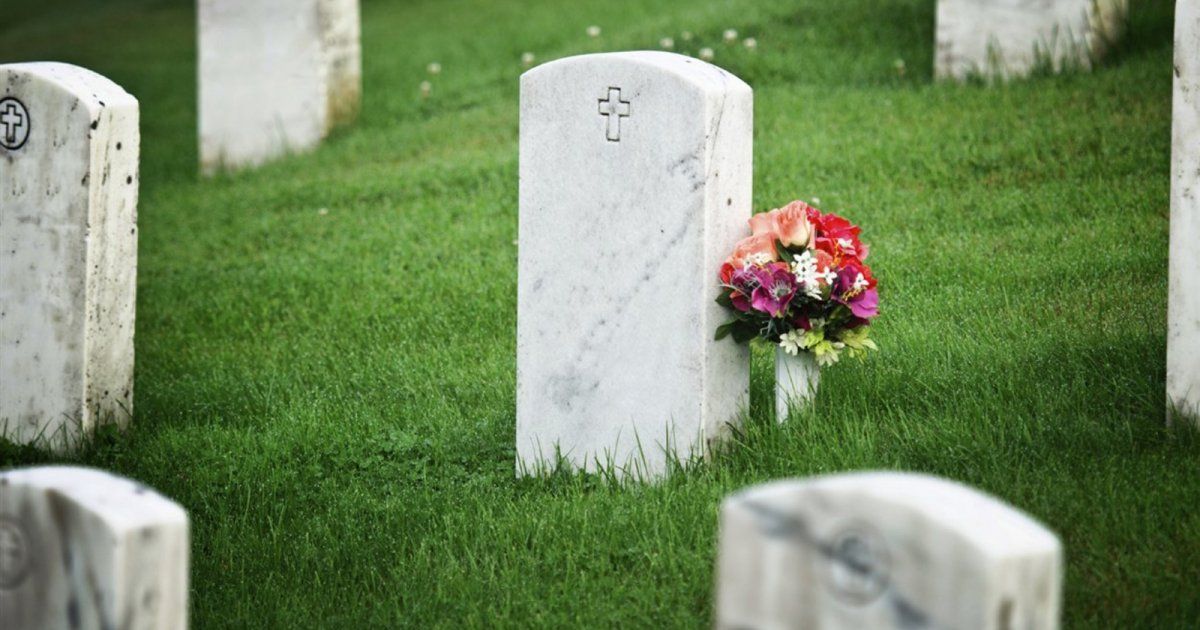 شاهد .. قبر نجمة عالمية يثير الدهشة .. وما علاقة إليسا ؟