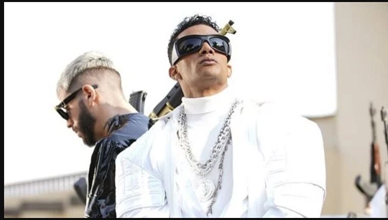 محمد رمضان معموله سلاح ناري مخصوص من الدهب