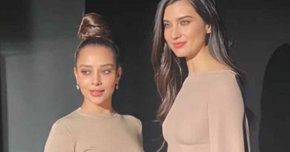 شاهد .. توبا بويوكستون و بلقيس تلتقيان بالصدفة وتتألقان في عرض أزياء فالنتينو في باريس-بالصور