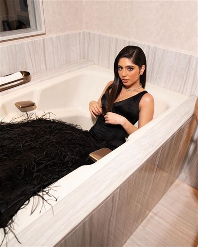 مايان السيد قاعدة في الحمام تتصور : شاهد