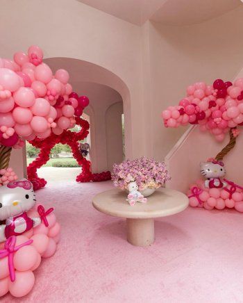 شاهد .. بالصور- كيم كارداشيان تحتفل بعيد ميلاد إبنتها مع العائلة والأصدقاء