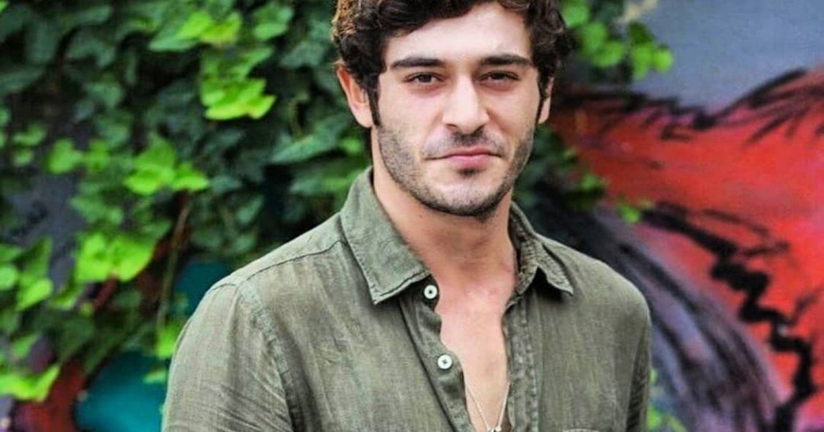 شاهد .. بوراك دينير يظهر من دون ملابس.. ويتعرض لموجة من السخرية