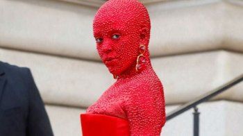 شاهد .. دوجا كات تصدم الجمهور من جديد.. وتظهر بالشوارب واللحية- بالفيديو